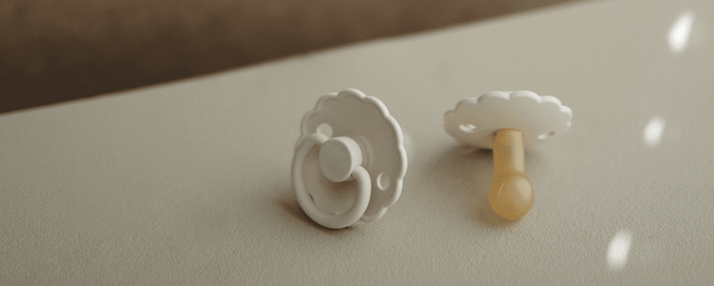 FRIGG Daisy pacifiers cream