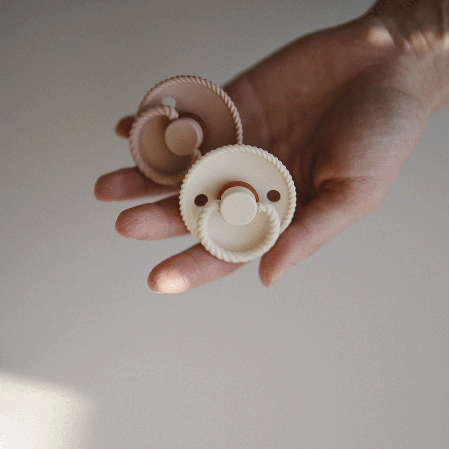 FRIGG Rope pacifiers Blush Cream new2